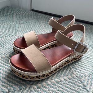 MIA LEOPARD SANDALS SIZE 8 Tan